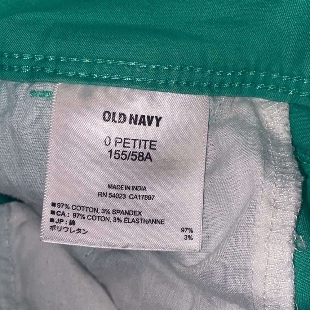 Old Navy roll up Bermuda shorts in walk the line green size 0 petite - Picture 3 of 4